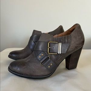 Clarks ankle boots. Size 6 1/2 but runs small (fits like a size 6)